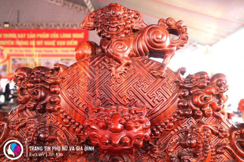 Tác phẩm rất được kỳ công trong từng đường nét trạm trổ và có đường nét tinh xảo.