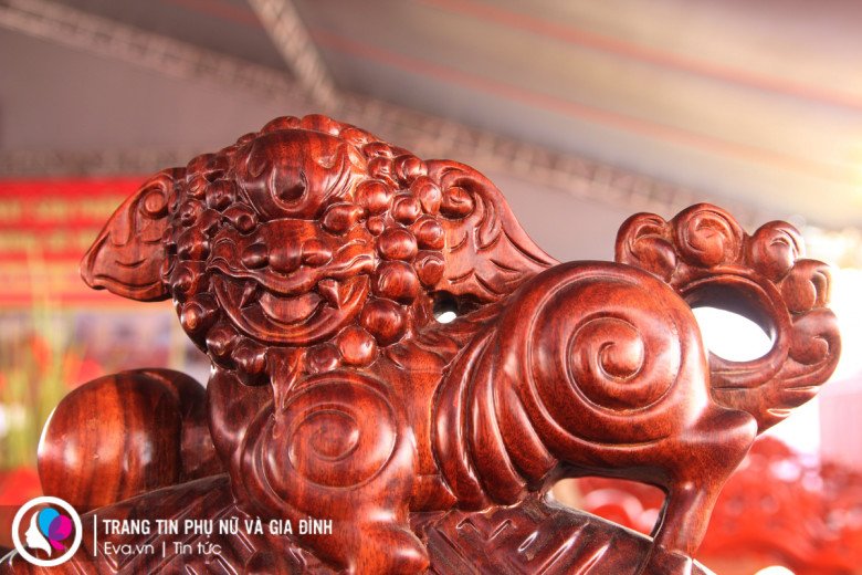 Trên đỉnh mỗi ghế một con nghê được trạm trổ với dáng vẻ oai phong.