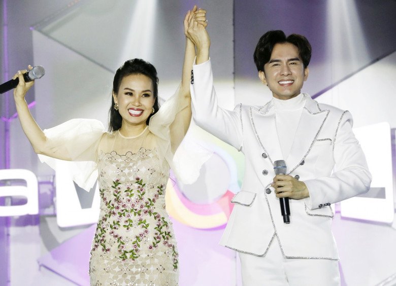 Giải thưởng đầu tiên được ban tổ chức công bố là Thành tựu Làn Sóng Xanh dành cho Đan Trường - Cẩm Ly.