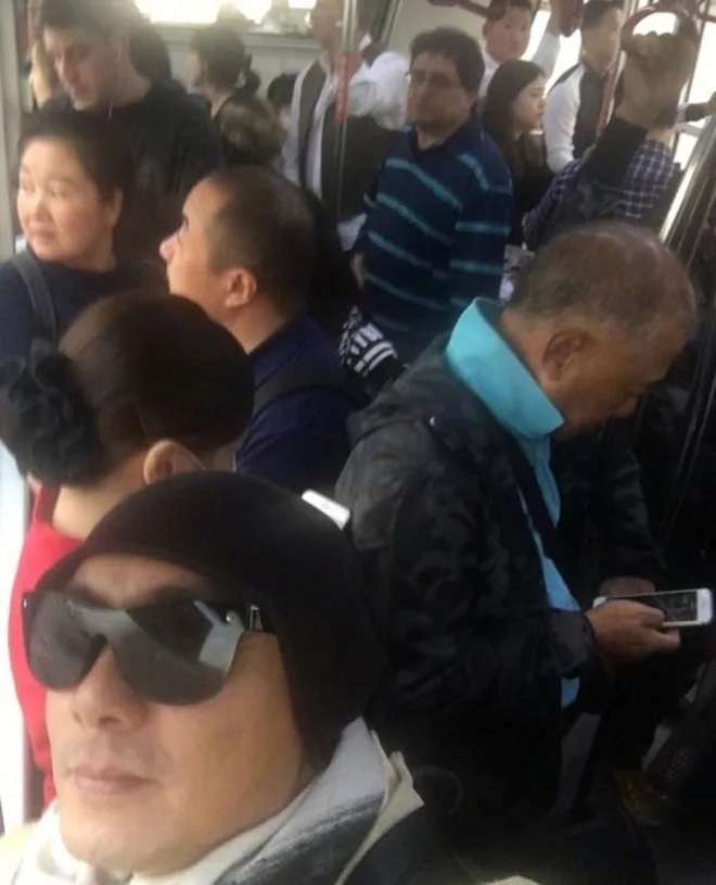 Trương Vệ Kiện đi xe bus không ai nhận ra.