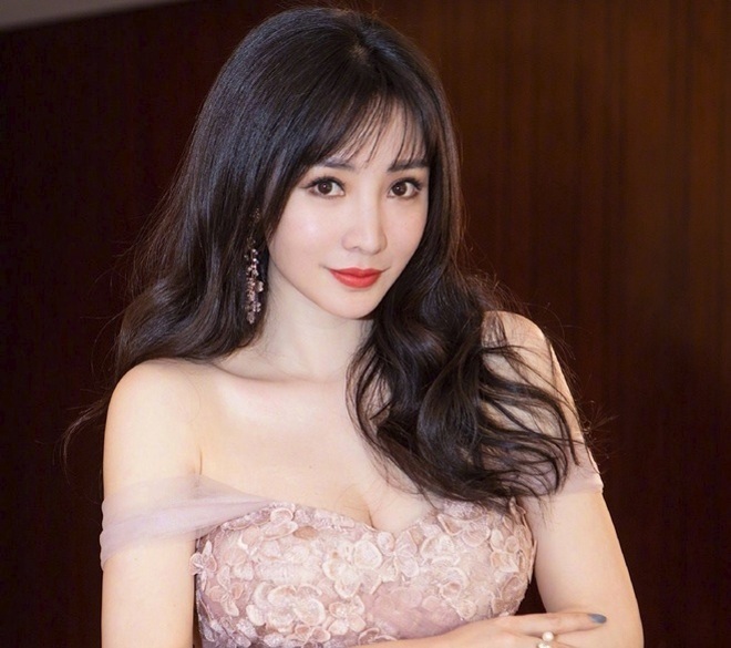 Liễu Nham nổi tiếng với vòng 1 gợi cảm.