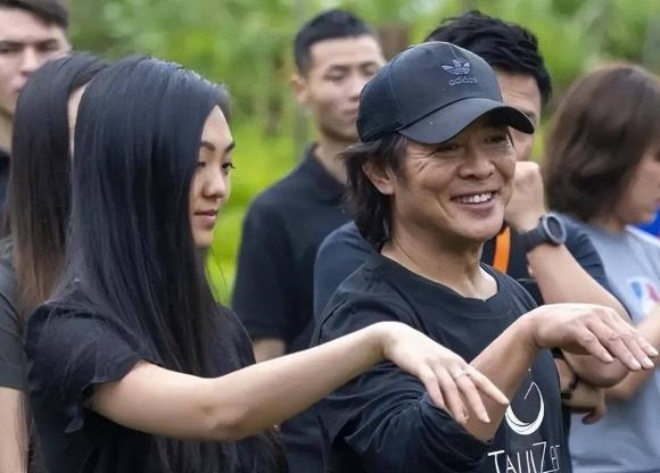 Lý Liên Kiệt xuất hiện tại một công viên tham gia sự kiện với con gái.