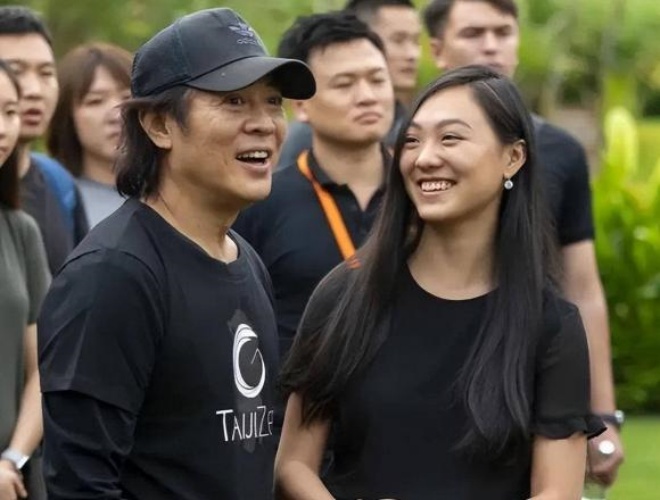 Vài năm nay, ông dành thời gian bên các con nhiều hơn.