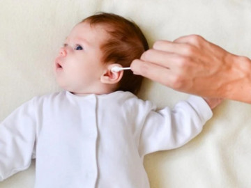 Có nên lấy ráy tai cho trẻ? Nhiều mẹ hiện đại khéo chăm con cũng làm sai bét
