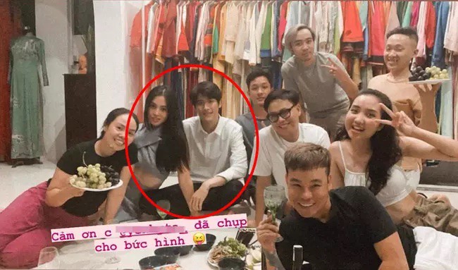 Nhiều người tò mò khi thấy nàng Hậu thân thiết với một quý ông trong ảnh chụp cùng bạn bè.