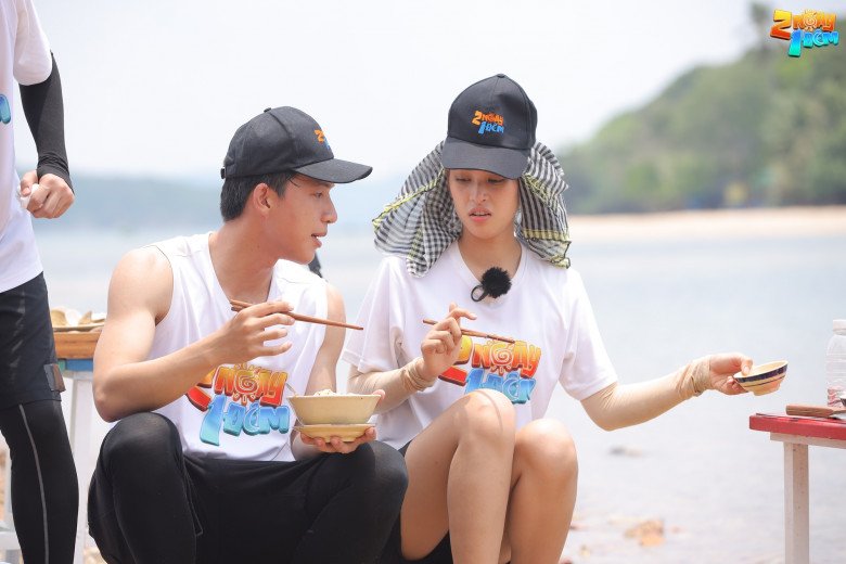 Soái ca rapper liên tục thả thính Hoa hậu Tiểu Vy khi cùng tham gia một chương trình truyền hình thực tế.