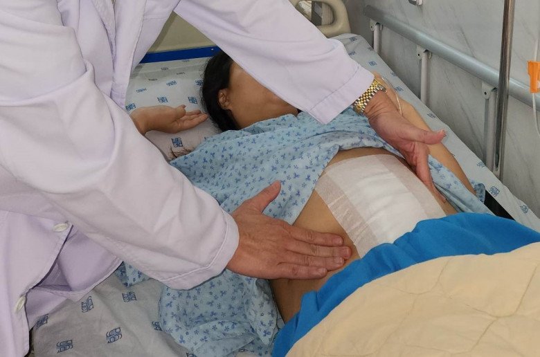 Các bác sĩ đã bóc tách trọn vẹn khối u, bảo tồn thành công tử cung cho cô gái trẻ.