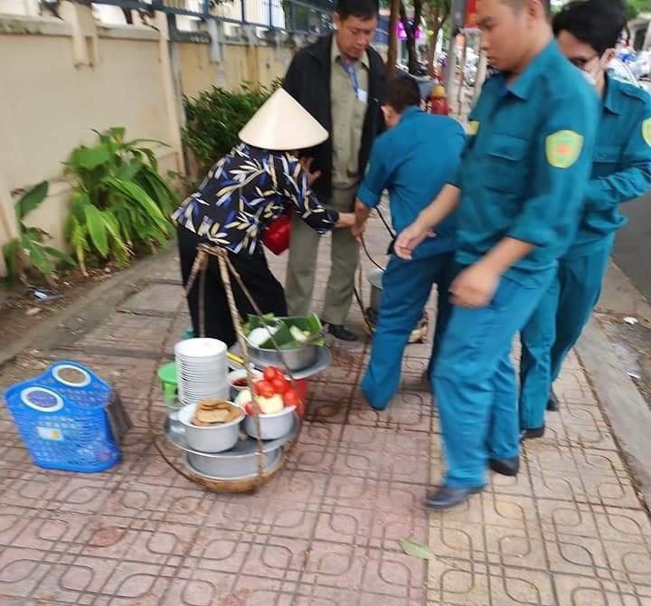Xuất hiện hình ảnh được cho là lực lượng chức năng đang làm việc với bà bán quán 