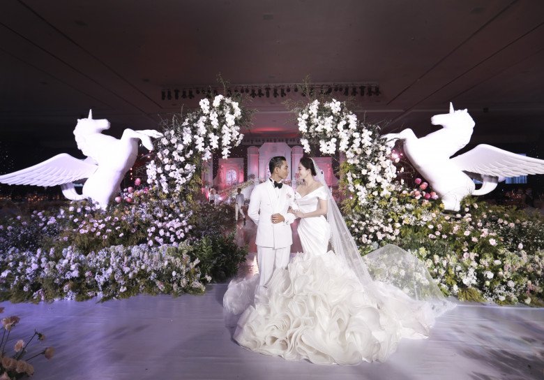 Khánh Thi diện váy cưới đám mây trắng bên Phan Hiển, hai nhóc tì mặc sang trọng nổi bật không kém bố mẹ - 1
