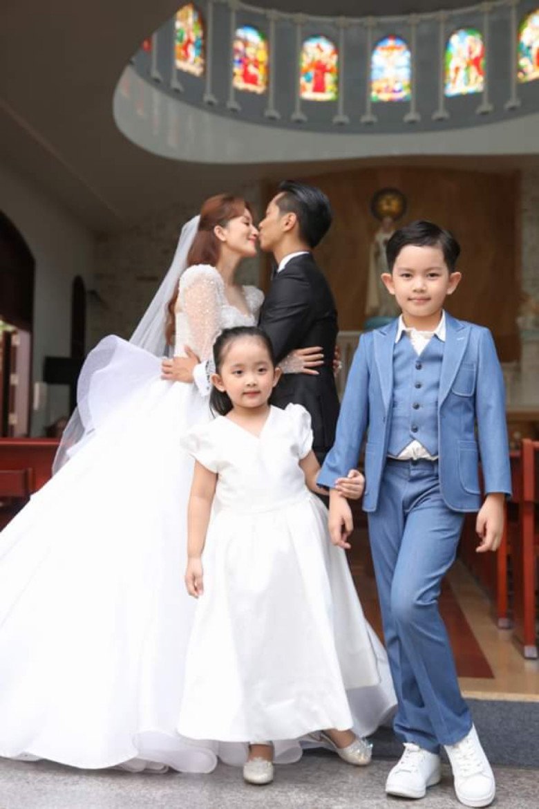 Khánh Thi diện váy cưới đám mây trắng bên Phan Hiển, hai nhóc tì mặc sang trọng nổi bật không kém bố mẹ - 8