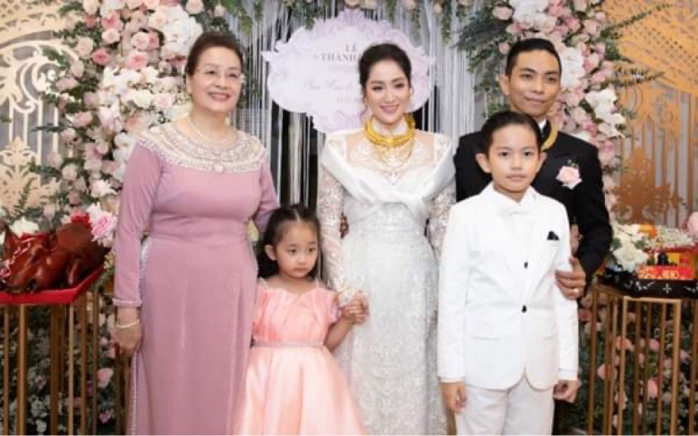 Khánh Thi diện váy cưới đám mây trắng bên Phan Hiển, hai nhóc tì mặc sang trọng nổi bật không kém bố mẹ - 7
