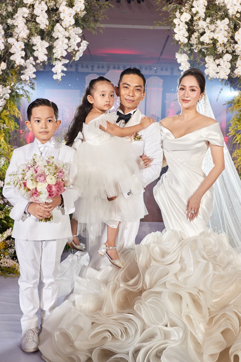 Khánh Thi diện váy cưới đám mây trắng bên Phan Hiển, hai nhóc tì mặc sang trọng nổi bật không kém bố mẹ - 4