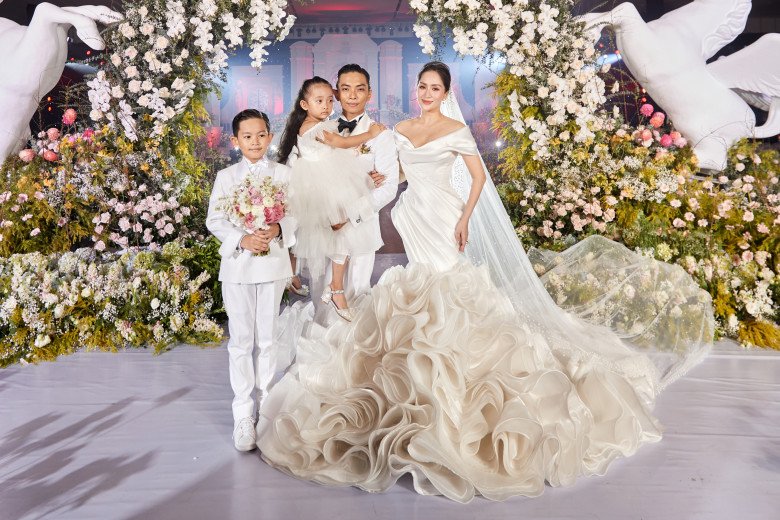 Khánh Thi diện váy cưới đám mây trắng bên Phan Hiển, hai nhóc tì mặc sang trọng nổi bật không kém bố mẹ - 5