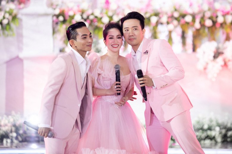 Vợ chồng Khánh Thi an ủi Trấn Thành bằng tấm ảnh chụp vội nhưng rất dễ thương.