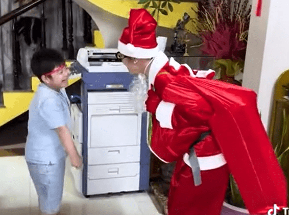 Nữ ca sĩ hóa thành ông già Noel về Cần Thơ thăm con trai. 