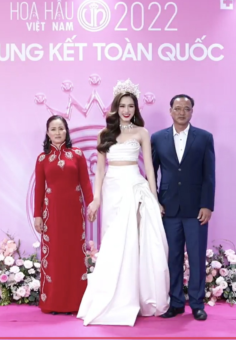 Trực tiếp Chung kết Hoa hậu Việt Nam 2022: 1 trong số 35 thí sinh sẵn sàng đội vương miện - 3