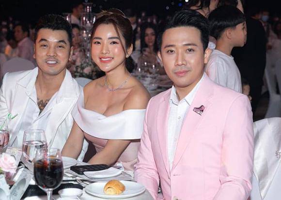 Nam MC đẹp trai, phong độ trong đám cưới đồng nghiệp. Đáng chú ý, anh không mừng phong bì cho Khánh Thi.
