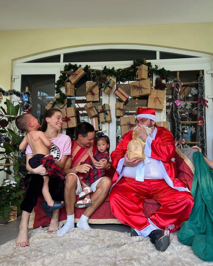 Nhóc tỳ sao Việt lên đồ đón Giáng sinh 2022: Bé nào cũng xinh xắn, con Hồ Ngọc Hà khiến mẹ phải khóc - 8