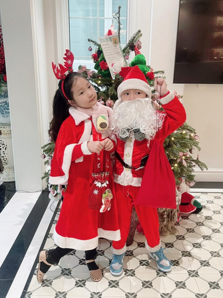 Nhóc tỳ sao Việt lên đồ đón Giáng sinh 2022: Bé nào cũng xinh xắn, con Hồ Ngọc Hà khiến mẹ phải khóc - 1
