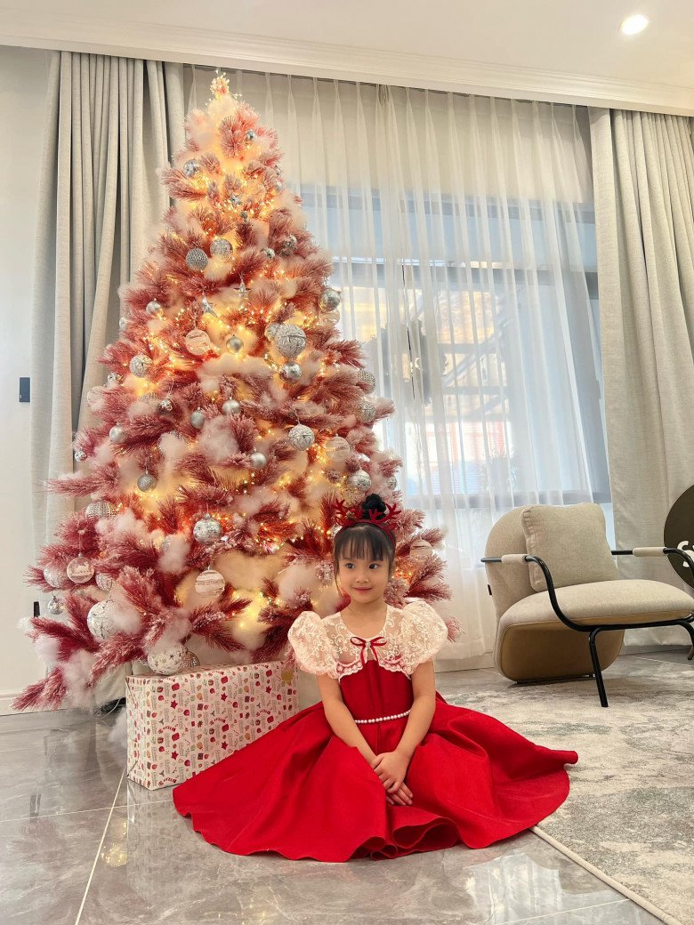 Nhóc tỳ sao Việt lên đồ đón Giáng sinh 2022: Bé nào cũng xinh xắn, con Hồ Ngọc Hà khiến mẹ phải khóc - 4