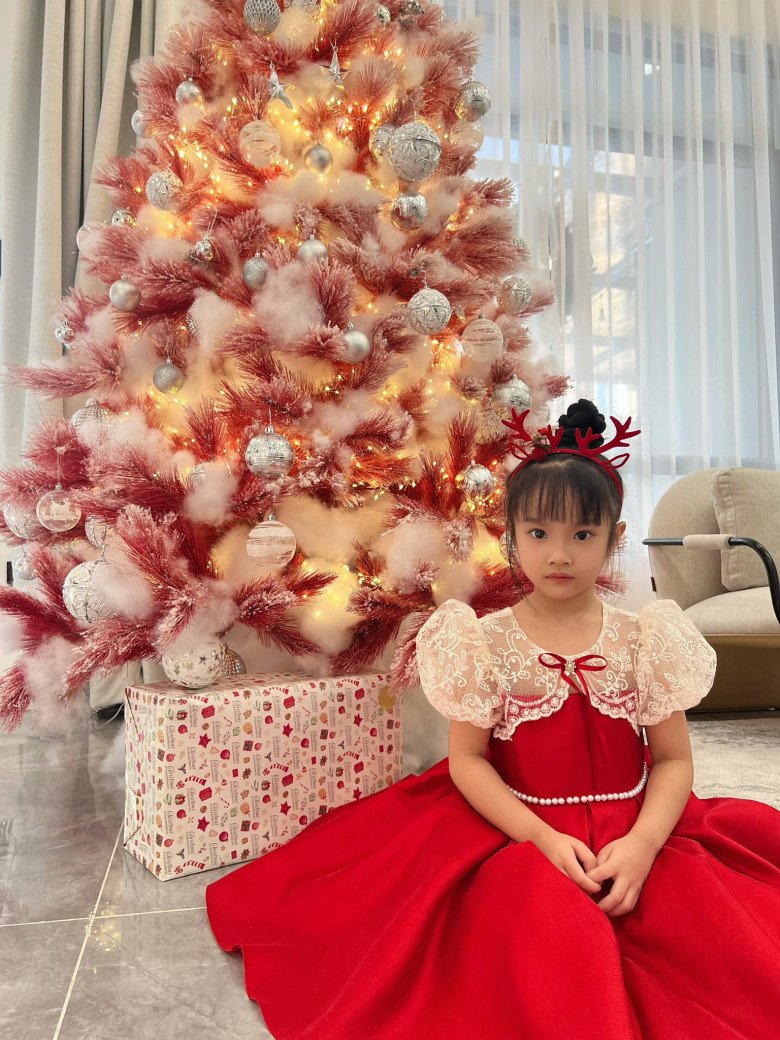 Nhóc tỳ sao Việt lên đồ đón Giáng sinh 2022: Bé nào cũng xinh xắn, con Hồ Ngọc Hà khiến mẹ phải khóc - 5
