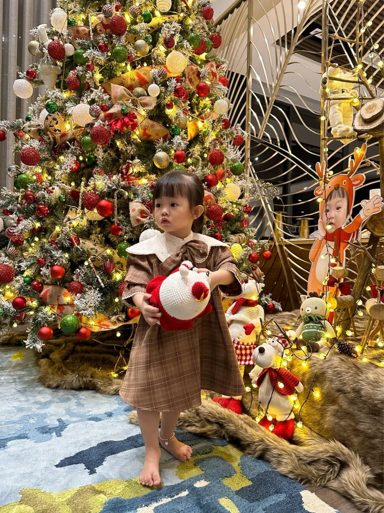 Nhóc tỳ sao Việt lên đồ đón Giáng sinh 2022: Bé nào cũng xinh xắn, con Hồ Ngọc Hà khiến mẹ phải khóc - 9