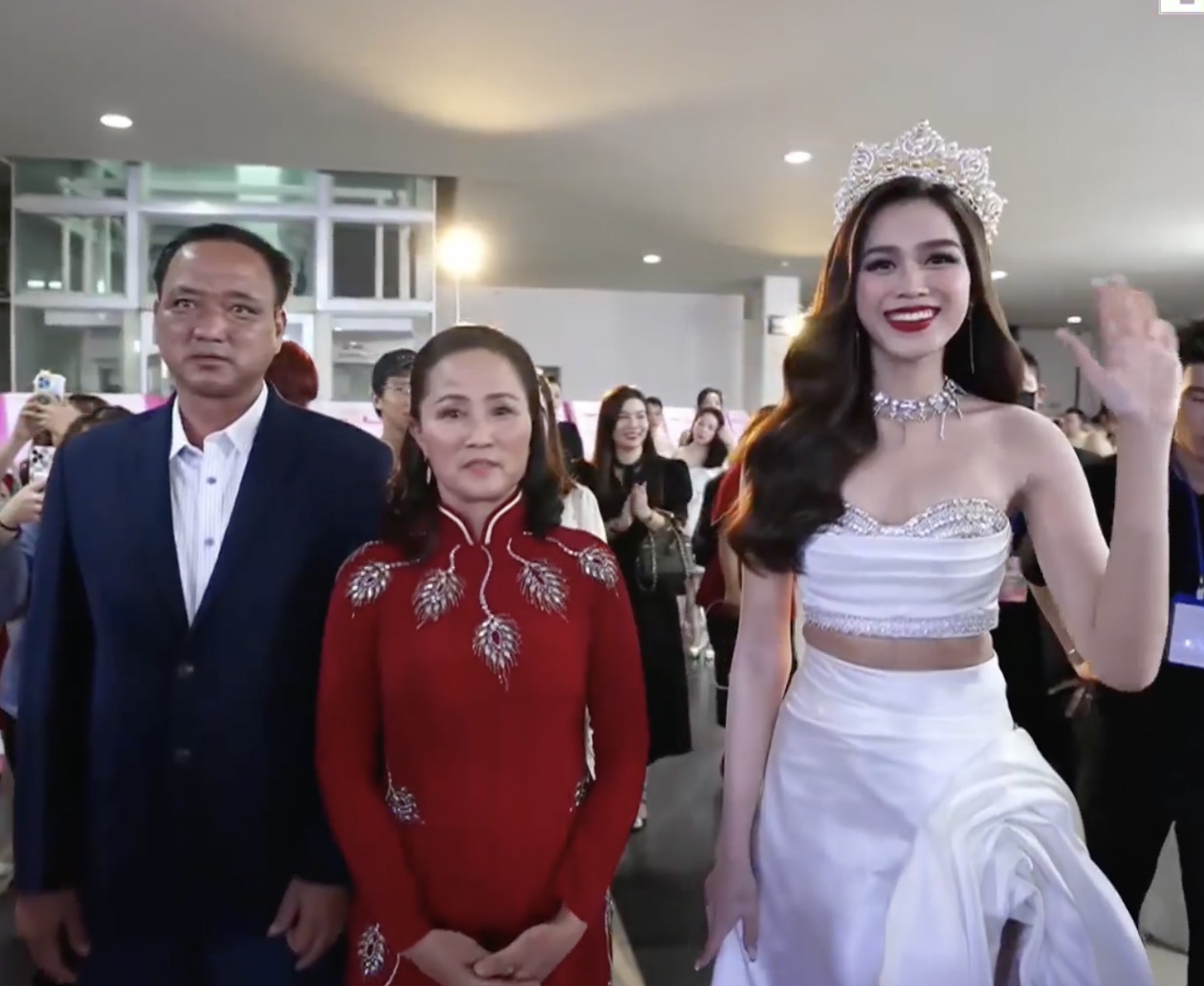 Trực tiếp Chung kết Hoa hậu Việt Nam 2022: 1 trong số 35 thí sinh sẵn sàng đội vương miện - 2