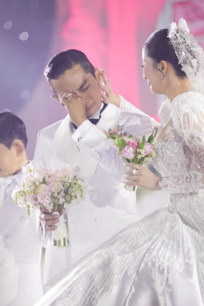Đám cưới Khánh Thi - Phan Hiển xa hoa, cư dân mạng lại chú ý một thứ liên quan tới Hyun Bin - Son Ye Jin - 2