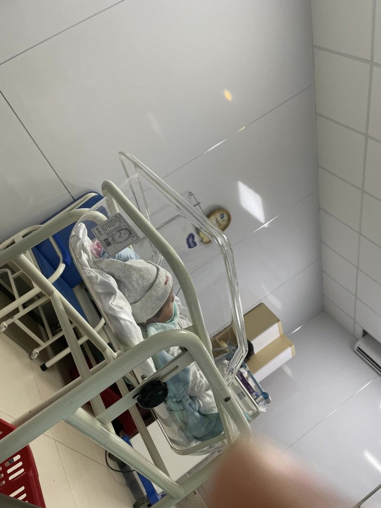 Chị N.H được nằm khoa dịch vụ, dùng phòng 500 ngàn đồng/ngày/giường. (Ảnh: NVCC)