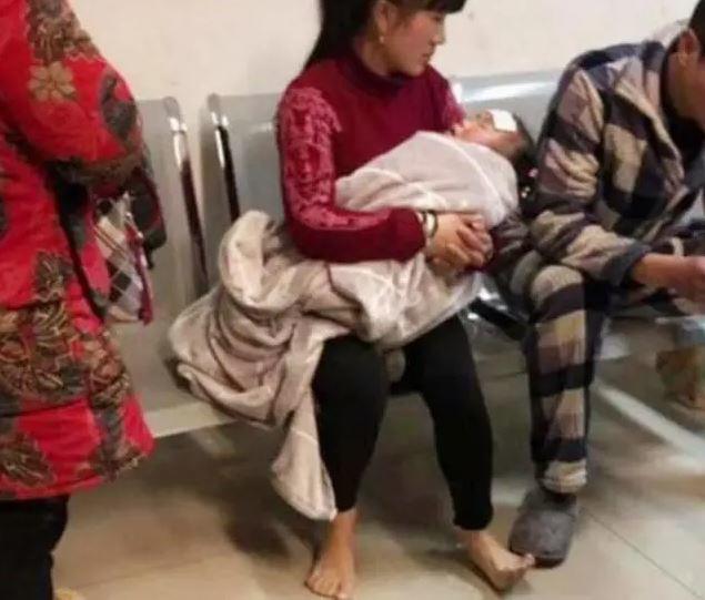 Mẹ trẻ ướt sũng người ôm con vào bệnh viện lúc trời mưa to, nhìn đôi chân ai cũng ấn tượng - 6