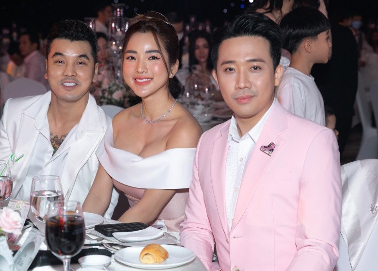 Hình ảnh được chụp lại tại đám cưới của Khánh Thi - Phan Hiển vừa qua. Ưng Hoàng Phúc vẫn giữ phong độ nam tính ở tuổi 41, mặc dù không thể ngăn những dấu hiệu lão hóa nhưng nam ca sĩ vẫn sở hữu làn da khá căng mịn. Tuy nhiên, trong khi đó, sánh đôi bên anh, bà xã Kim Cương lại để lộ gương mặt sưng, đơ cứng khác lạ. 