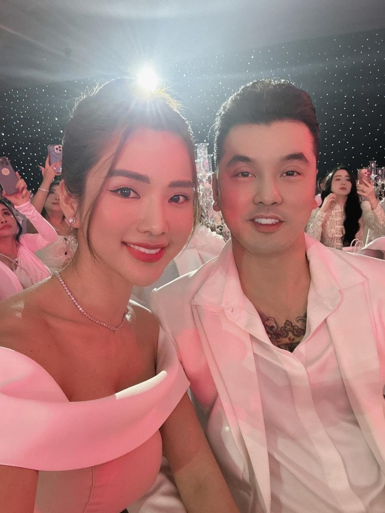 Hình ảnh trên khác xa so với hình ảnh được Kim Cương chia sẻ trên trang cá nhân của mình. Ở góc máy này, cựu người mẫu vẫn sở hữu gương mặt thon gọn như trước đây.