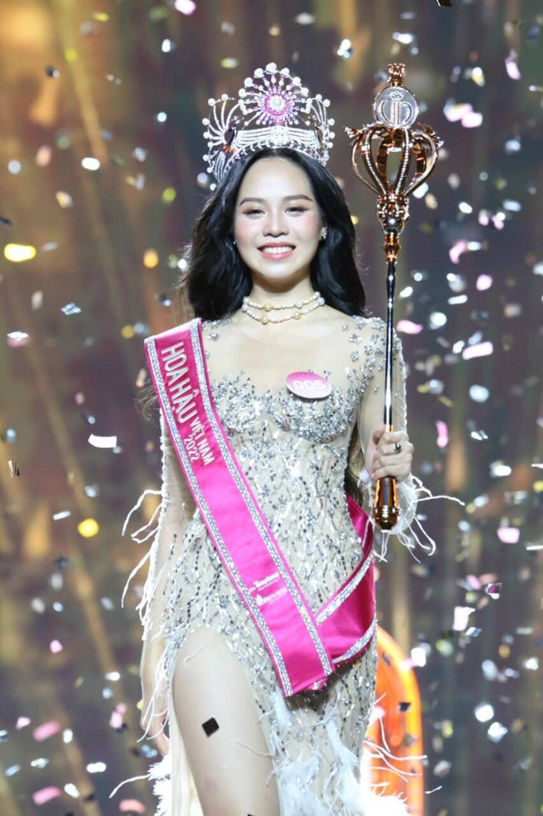 Tân Hoa hậu sở hữu nhiều thành tích đáng nể cùng kỹ năng ấn tượng.