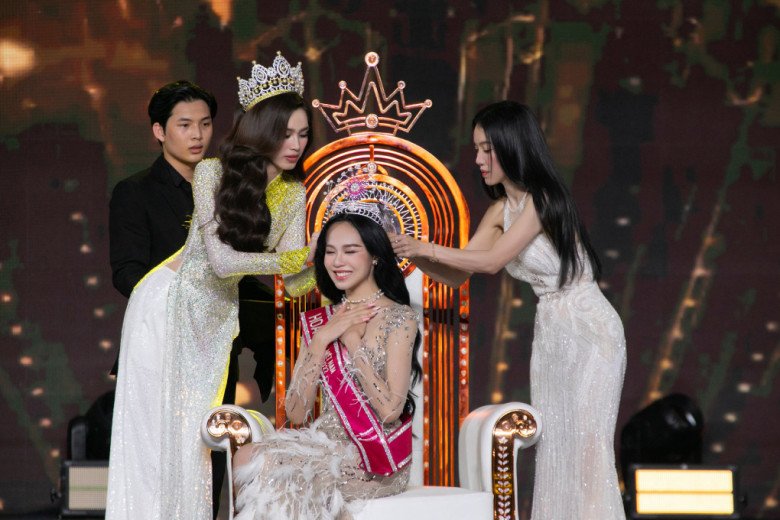 Huỳnh Thị Thanh Thủy xuất sắc trở thành Tân Hoa hậu Việt Nam 2022 sau một đêm Chung kết đầy kịch tính.