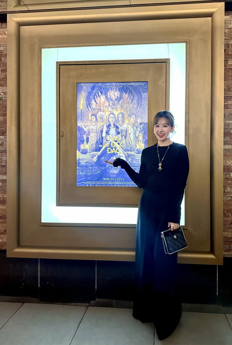 Hari Won trang điểm xinh đẹp, ăn mặc sang trọng đi xem phim nhưng không có Trấn Thành kề bên khiến người dùng mạng vô cùng thắc mắc.