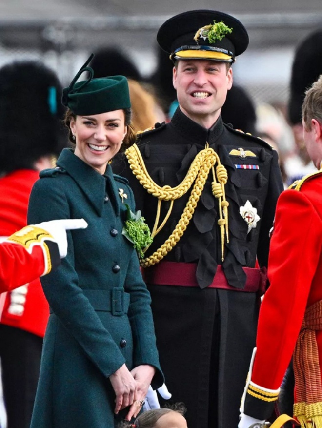 Vua Charles phong cho Kate hàm Đại tá danh dự của Đội Cận vệ Ireland.