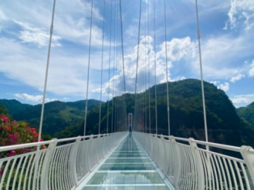 Chiêm ngưỡng cầu đáy kính dài nhất Việt Nam được ca ngợi trên báo Mỹ