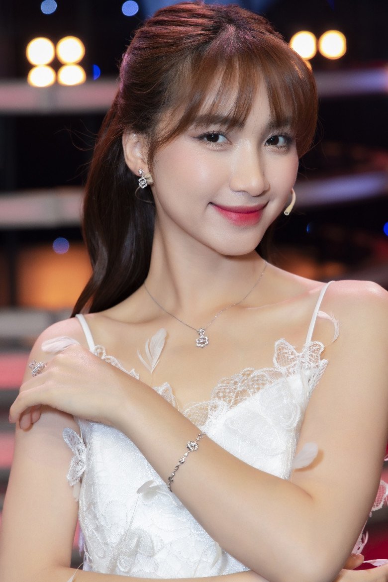 Hòa Minzy amp;#34;tốamp;#34; đàn anh làm hư váy 130 triệu cô mượn để lên sóng truyền hình - 9
