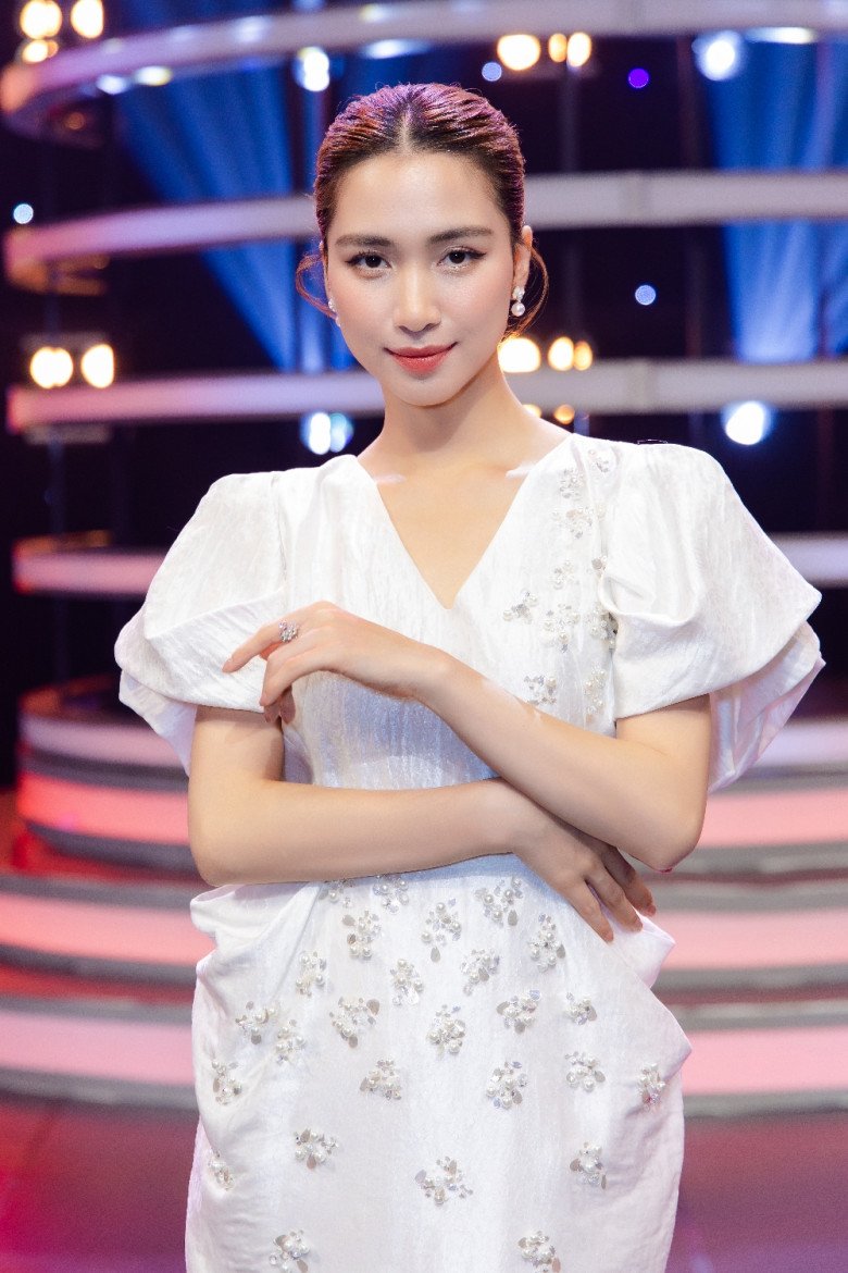 Hòa Minzy amp;#34;tốamp;#34; đàn anh làm hư váy 130 triệu cô mượn để lên sóng truyền hình - 3