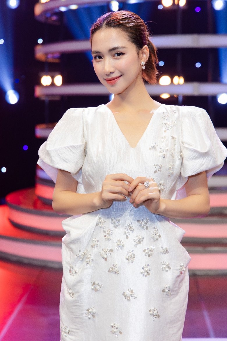 Hòa Minzy amp;#34;tốamp;#34; đàn anh làm hư váy 130 triệu cô mượn để lên sóng truyền hình - 4