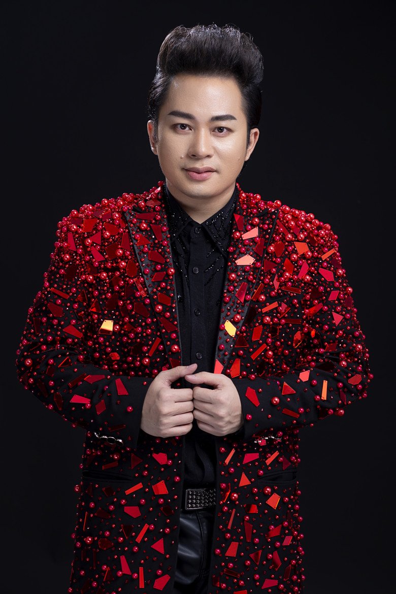 Nam divo cho biết gia đình mình rất văn minh. Thậm chí anh còn gặp gỡ, trao đổi về việc chăm sóc con cái với chồng cũ của vợ. Vì thế, suốt nhiều năm chung sống với nhau, không ai phải cảm thấy gượng gạo, khó xử.