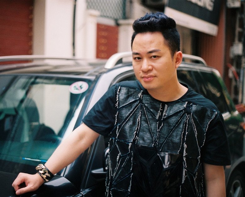 Tùng Dương khẳng định anh rất yêu thương con riêng của vợ. Cháu cũng tôn trọng tôi, tâm sự với tôi nhiều hơn với mẹ, nam ca sĩ nói.