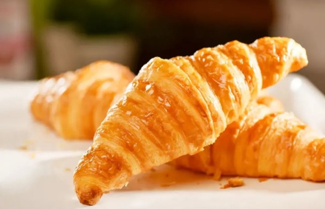 Mùi thơm của bánh mì nướng và màu vàng óng hấp dẫn trên bề mặt là do phản ứng Maillard. (Ảnh minh họa)