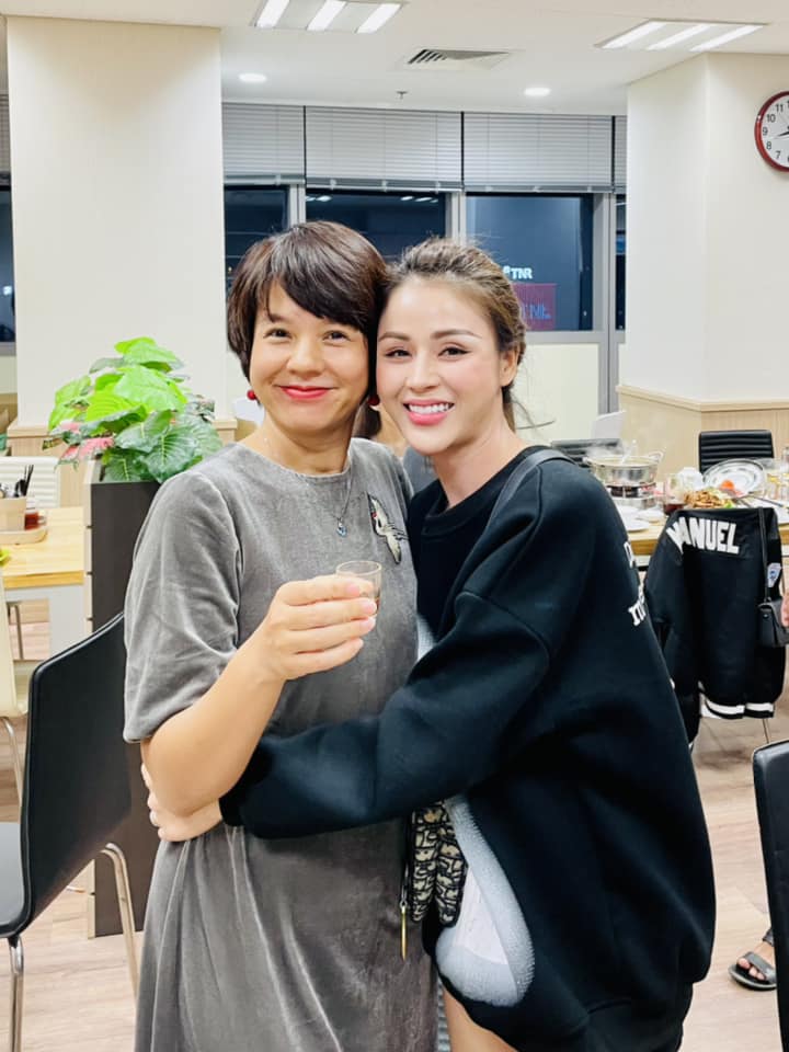 Bà trùm VFC chụp hình cùng nhiều diễn viên, rất gần gũi.