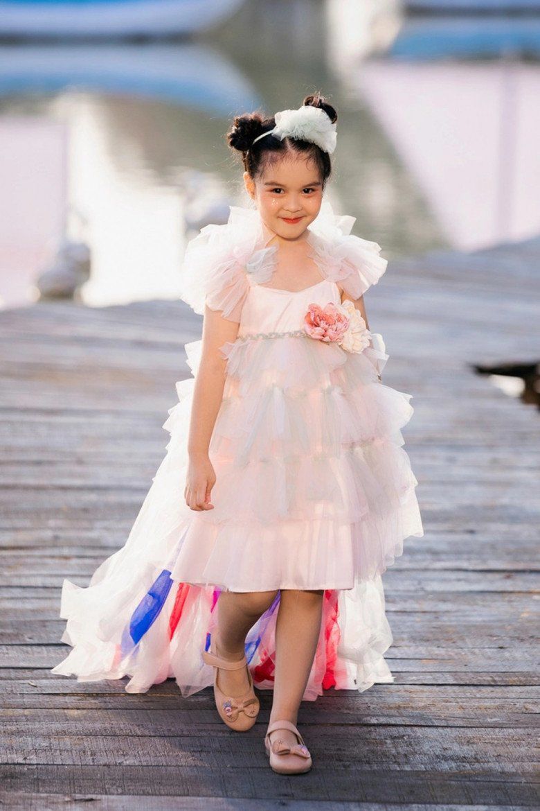 Bé Gà luôn rất điệu đà, nữ tính.