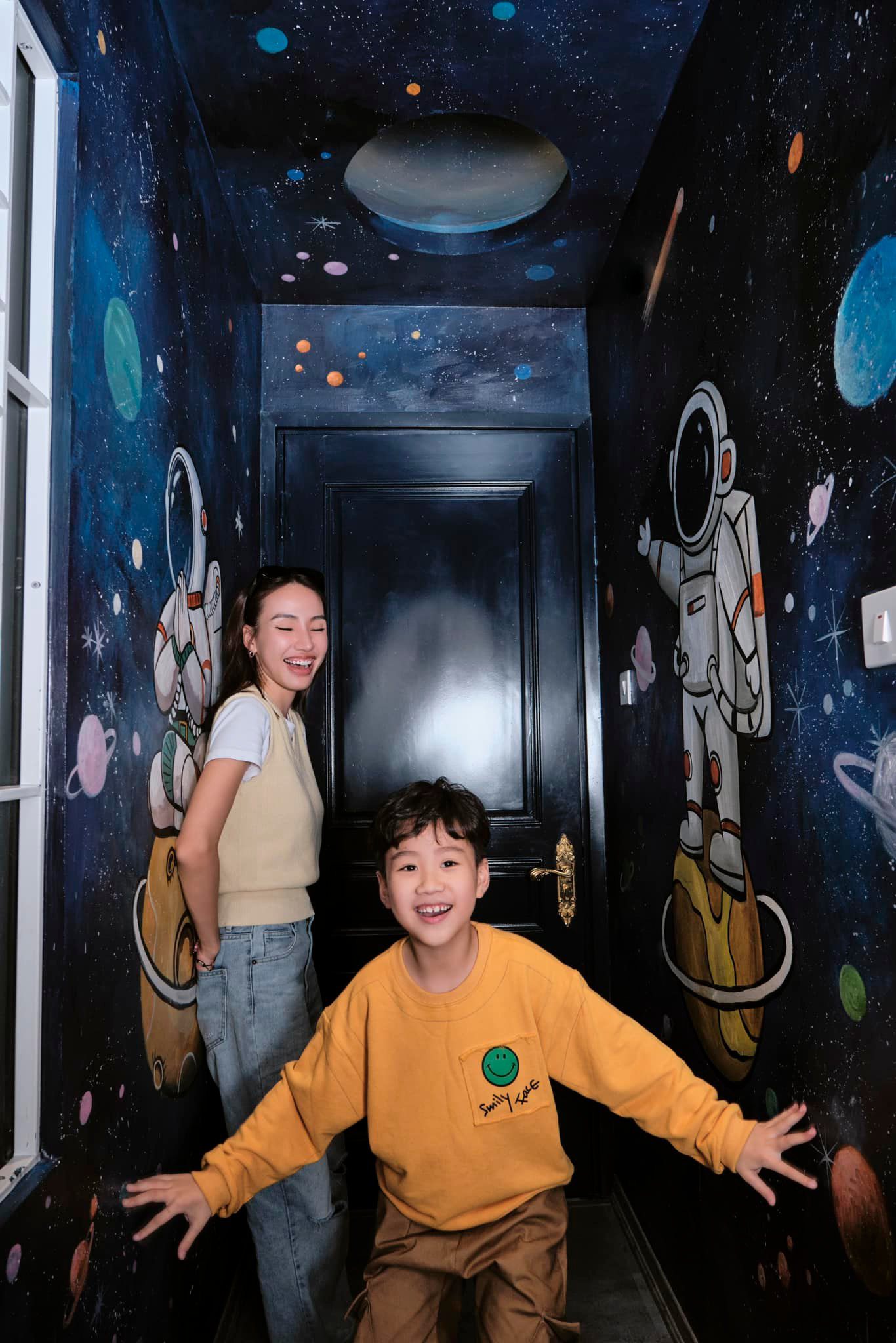 img srchttps://cdn.eva.vn/upload/4-2022/images/2022-12-26/nu-ca-si-lam-ho-ngoc-ha-tuc-gian-vua-cong-khai-con-trai-ruot-giau-suot-8-nam-cau-be-dep-nhu-trai-han-319999303_1218548208752000_7610926739176834785_n-1672041674-33-width1366height2048.jpg width660 /