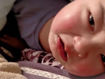 Phản ứng của cậu bé 4 tuổi khi lây bệnh từ mẹ đốn tim dân mạng