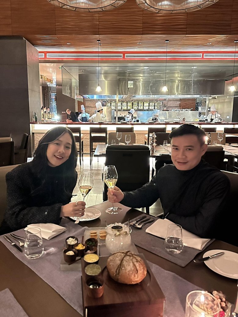 Hình ảnh mới nhất của trong dịp kỷ niệm tình yêu của CEO Hùng Đinh và Hà My. Vị hôn thê của đại gia công nghệ sinh năm 1996 và từng là biên tập viên của VTV24.