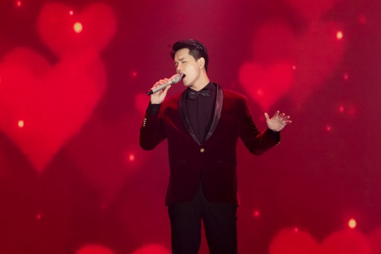 Ca sĩ - diễn viên Minh Kha cũng có các tiết mục biểu diễn ấn tượng với ca khúc Sway và Tình lãng phí.