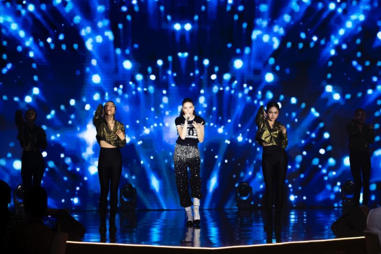 Cô diện bộ cánh Chanel mang phong cách thể thao trẻ trung, quần đính đá lấp lánh, áo khoét lưng gợi cảm.